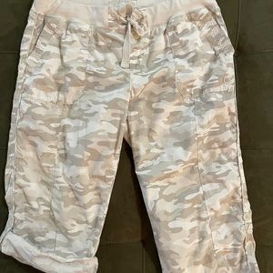 Calvin Klein Performance Camo Print Capri/Cargo Pants Sand size L